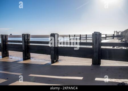 Plage de Cleethorpes avec vieux bois groynes défense de mer Banque D'Images