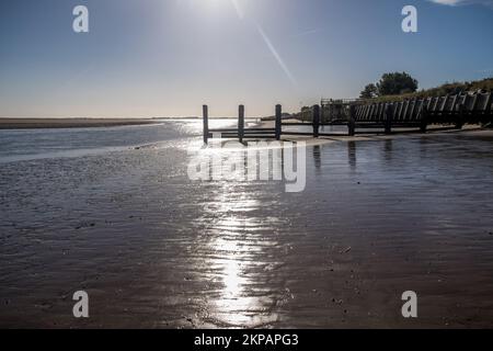 Plage de Cleethorpes avec vieux bois groynes défense de mer Banque D'Images