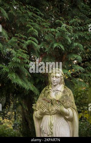 La Vierge Marie figure avec Jésus enfant sur une tombe du cimetière du Sud de Cologne dans le district de Zollstock, Cologne, nombreux. Marienfigur mit Jesuskind Banque D'Images