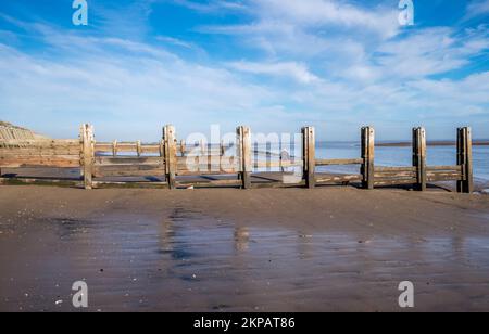 Plage de Cleethorpes avec vieux bois groynes défense de mer Banque D'Images