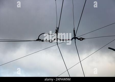 Fils pour trolleybus sur fond de ciel bleu Banque D'Images