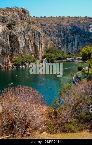 Vouliagmeni, Grèce - 1 septembre 2022 : vue sur le célèbre lac Vouliagmeni à Vouliagmeni, Grèce, en été Banque D'Images