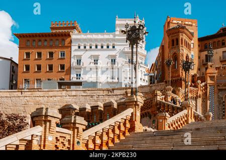 Teruel, Espagne - 8 octobre 2022 : vue sur l'escalier Escalinata del Ovalo, escalier en briques d'art plus ancien à Teruel, Espagne, par un beau jour d'automne Banque D'Images