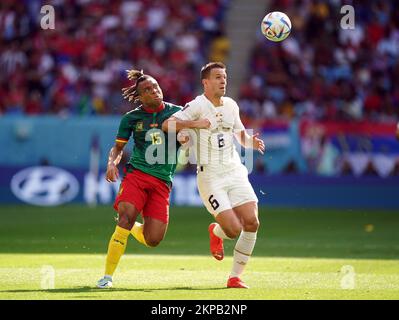 Pierre Kunde (à gauche) au Cameroun et Nemanja Maksimovic en Serbie pour la bataille du ballon lors du match G de la coupe du monde de la FIFA au stade Al Janoub à Al Wakrah, au Qatar. Date de la photo: Lundi 28 novembre 2022. Banque D'Images