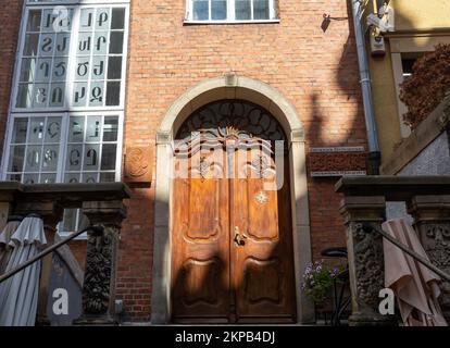 Gdansk, Pologne - 6 septembre 2020 : entrée à la vieille maison de la rue Mariacka à Gdansk Banque D'Images