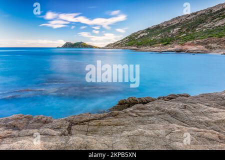 Vue panoramique sur le Cap Taillat dans la baie de Saint Tropez pendant le coucher du soleil d'été Banque D'Images