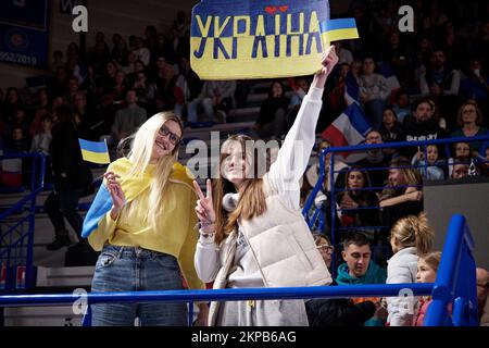 Ukraine fans pendant l'Eurobasket féminin FIBA 2023, qualifications Groupe B, match de basket-ball entre la France et l'Ukraine sur 27 novembre 2022 à Halle André Vacheresse à Roanne, France - photo Ann-Dee Lamour / CDP MEDIA / DPPI Banque D'Images