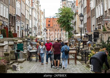 Gdansk, Pologne - 9 septembre 2020 : groupe de personnes sur la rue Mariacka, la principale rue commerçante de l'ambre et des bijoux dans la vieille ville hanséatique de GDA Banque D'Images