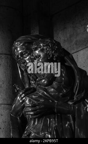 L'amour de la mère. Statue de la Vierge Marie avec le bébé Jésus à la Basilique du Sacré-coeur (Basilique du Sacré-coeur). Paris, France. Photo historique noir blanc Banque D'Images