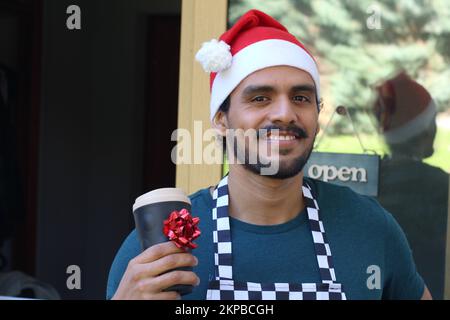 Joyeux serveur faisant une promotion spéciale pendant christma Banque D'Images