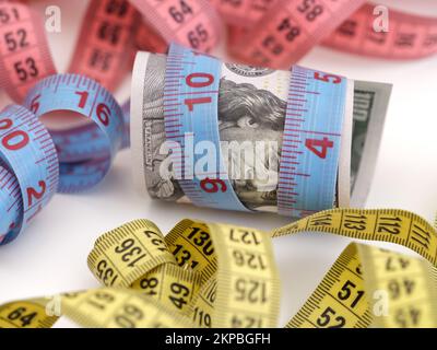 Un billet de cent dollars avec une mesure à ruban enroulé autour d'autres mesures à ruban adhésif. Gros plan. Banque D'Images