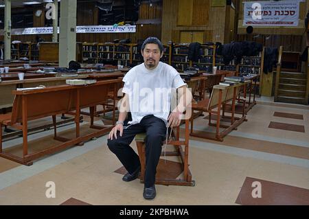 Un jeune homme de Shanghai qui s'est converti au judaïsme. À la synagogue principale de Chabad sur Eastern Parkway à Brooklyn, New York. Banque D'Images