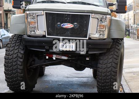 Un vus de luxe Ford la Forza transformé en camion monstre aux roues gigantesques. Dans les rues d'Astoria, Queens, New York Banque D'Images