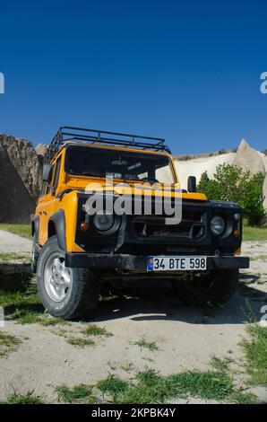 Ortahisar,Ürgüp,Nevşehir, Turquie - 24 mai 2021 : défenseur Land Rover jaune stationné dans la terre Banque D'Images