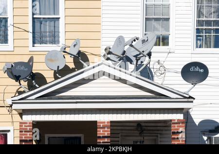 6 récepteurs de paraboles satellites à l'entrée de 2 maisons privées sur 95th Avenue à Richmond Hill, Queens, New York. Banque D'Images