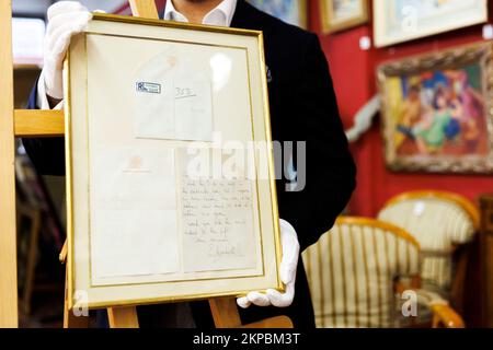 Leinfelden Echterdingen, Allemagne. 25th novembre 2022. La maison de vente aux enchères Eppli à Stuttgart, outre d'autres objets sur le thème de la « royauté britannique », une lettre manuscrite de deux pages de la Reine Elizabeth II (1926-2022) récemment décédée de 1966 à un équestre passionné. Ferdinand Eppli présente l'objet à mettre aux enchères. C'est la lettre encadrée, une copie du dos et de l'enveloppe. Crédit : Julian Rettig/dpa/Alay Live News Banque D'Images