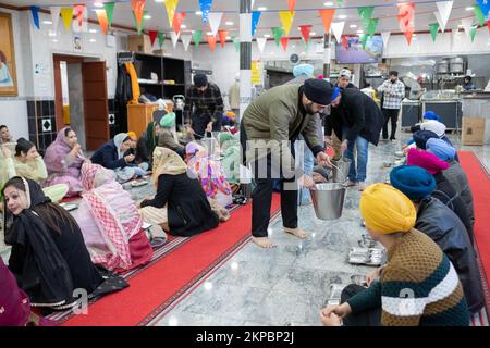 LANGAR. Les bénévoles d'un temple sikh distribuent de la nourriture végétarienne aux fidèles et aux visiteurs. À un temple de Richmond Hill, Queens, New York. Banque D'Images