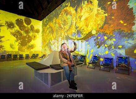 Lucy Curran regarde Van Gogh : l'exposition Immersive Experience à l'église commémorative Carlisle de Belfast. Date de la photo: Lundi 28 novembre 2022. Banque D'Images