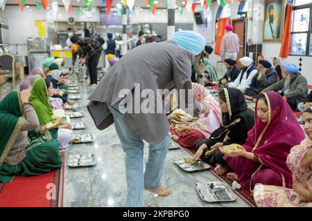 LANGAR. Les bénévoles d'un temple sikh distribuent de la nourriture végétarienne aux fidèles et aux visiteurs. À un temple de Richmond Hill, Queens, New York. Banque D'Images