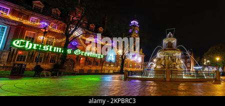 Vue sur la place de l'hôtel de ville de Leicester dans la nuit décorée pour Noël, Royaume-Uni Banque D'Images