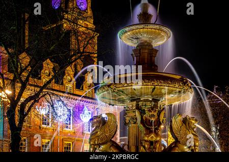 Vue sur la place de l'hôtel de ville de Leicester dans la nuit décorée pour Noël, Royaume-Uni Banque D'Images