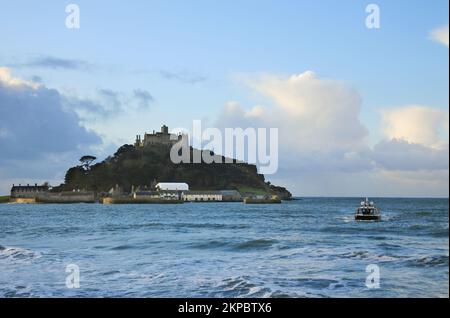 Le ferry amphibie à St. Mont Michael's à marée haute - John Gollop Banque D'Images