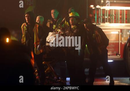 GAITHERSBURG, MD - NOVEMBRE 27 : des secouristes ont vu enlever les survivants d'un petit avion écrasé coincé à 100 pieds au-dessus du sol avec deux personnes à bord, causant des coupures de courant généralisées dans la région environnante. L'avion a quitté White Plains, NY en route vers l'aérodrome du comté de Montgomery. Gaithersburg, Maryland 27 novembre 2022. Crédit : mpi34/MediaPunch Banque D'Images