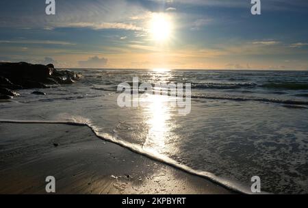 Coucher de soleil sur l'océan à Gunwalloe, Cornwall, Royaume-Uni - John Gollop Banque D'Images