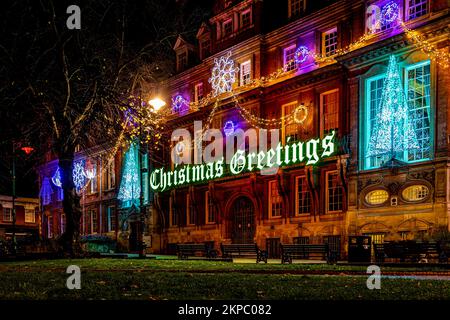 Vue sur la place de l'hôtel de ville de Leicester dans la nuit décorée pour Noël, Royaume-Uni Banque D'Images