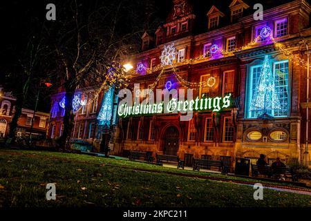 Vue sur la place de l'hôtel de ville de Leicester dans la nuit décorée pour Noël, Royaume-Uni Banque D'Images