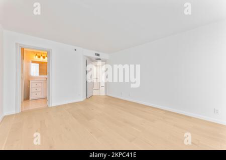 Un 3D rendu d'une chambre principale moderne avec un parquet et une salle de bains Banque D'Images