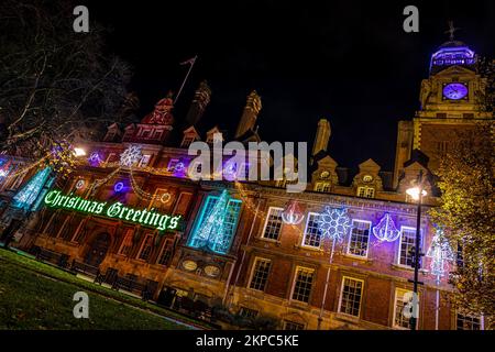 Vue sur la place de l'hôtel de ville de Leicester dans la nuit décorée pour Noël, Royaume-Uni Banque D'Images