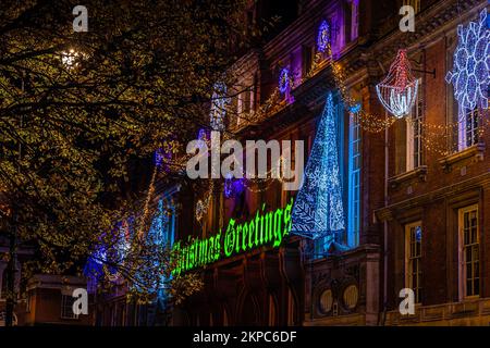 Vue sur la place de l'hôtel de ville de Leicester dans la nuit décorée pour Noël, Royaume-Uni Banque D'Images