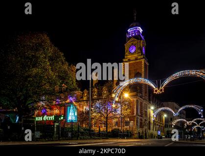 Vue sur la place de l'hôtel de ville de Leicester dans la nuit décorée pour Noël, Royaume-Uni Banque D'Images