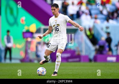 Al Wakrah, Qatar. 28th novembre 2022. AL WAKRAH, QATAR - NOVEMBRE 28 : SASA Lukic de Serbie passe le ballon lors du match de la coupe du monde de la FIFA Qatar 2022 du Groupe G entre le Cameroun et la Serbie au stade Al Janoub sur 28 novembre 2022 à Al Wakrah, Qatar (photo de Pablo Morano/BSR Agency) crédit : BSR Agency/Alamy Live News Banque D'Images