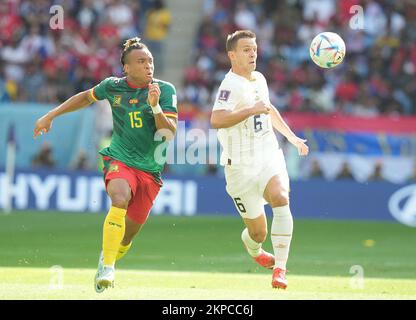 Doha, Qatar. 28th Nov, 2022,11/28/2022, stade Al Janoub, Doha, QAT, Coupe du monde FIFA 2022, Groupe G, Cameroun contre Serbie, dans la photo le milieu de terrain du Cameroun Pierre Kunde, le milieu de terrain de Serbie Nemanja Maksimovic crédit: dpa Picture Alliance/Alay Live News Banque D'Images