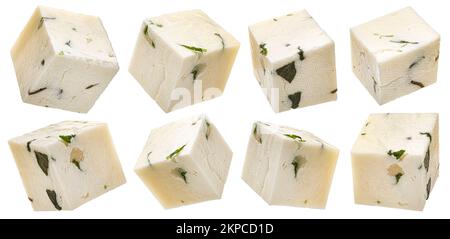 Cubes de feta en tranches, morceaux de fromage caillé en dés isolés sur fond blanc Banque D'Images