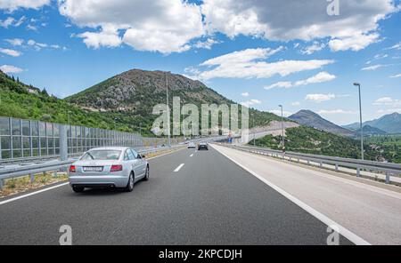 Audi A4 se déplaçant sur l'autoroute au milieu des paysages de montagne à Plitvice, Croatie. Banque D'Images