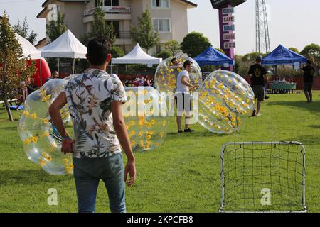 Les joueurs de football à bulles dans la zone du festival Banque D'Images