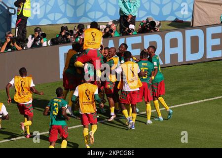 Al Wakrah, Qatar. 28th novembre 2022. L'équipe camerounaise célèbre le but de Jean-Charles Castelletto du Cameroun lors du match de la coupe du monde de la FIFA, Qatar 2022 Groupe G entre le Cameroun et la Serbie au stade Al Janoub, Al Wakrah, Qatar, le 28 novembre 2022. Photo de Peter Dovgan. Utilisation éditoriale uniquement, licence requise pour une utilisation commerciale. Aucune utilisation dans les Paris, les jeux ou les publications d'un seul club/ligue/joueur. Crédit : UK Sports pics Ltd/Alay Live News Banque D'Images