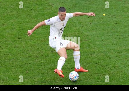 Al Wakrah, Qatar. 28th novembre 2022. Nikola Milenkovic de Serbie traverse le ballon lors de la coupe du monde de la FIFA, Qatar 2022 Group G match entre le Cameroun et la Serbie au stade Al Janoub, Al Wakrah, Qatar, le 28 novembre 2022. Photo de Peter Dovgan. Utilisation éditoriale uniquement, licence requise pour une utilisation commerciale. Aucune utilisation dans les Paris, les jeux ou les publications d'un seul club/ligue/joueur. Crédit : UK Sports pics Ltd/Alay Live News Banque D'Images