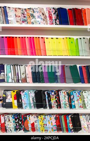 différentes étuis de téléphone multicolores sur l'étagère du magasin. Banque D'Images