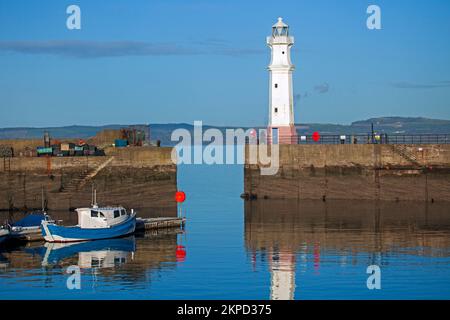 Newhaven, Leith, Édimbourg, Écosse, Royaume-Uni. 28th novembre 2022. Calme avec ciel bleu clair sur Firth of Forth et le phare avec la côte de Fife en arrière-plan. Température a froid 9 degrés centigrade. Photo : un couple de cypung avec bébé admirez la vue panoramique depuis le phare. Crédit : Arch White/alamy Live News. Banque D'Images