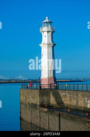 Newhaven, Leith, Édimbourg, Écosse, Royaume-Uni. 28th novembre 2022. Calme avec ciel bleu clair sur Firth of Forth et le phare avec la côte de Fife en arrière-plan. Température a froid 9 degrés centigrade. Photo : briquets avec Forth Bridges en arrière-plan. Crédit : Arch White/alamy Live News. Banque D'Images