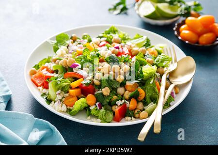 Salade de tabac. Salade de tabouli avec persil frais, oignons, tomates, bulgur et pois chiches. Alimentation végétarienne saine, régime alimentaire Banque D'Images