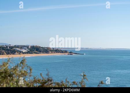 Belle plage d'Albufeira. Plage de Fishermans dans le sud du Portugal, Algarve. Banque D'Images