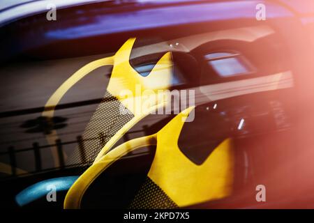 Vue intérieure d'une voiture de sport avec sièges en tissu jaune - vue abstraite Banque D'Images