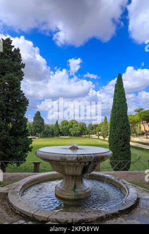 Jardin de la Villa borghèse à Rome, Italie : vue sur la fontaine de marionnettes avec la Piazza di Siena en arrière-plan. Banque D'Images