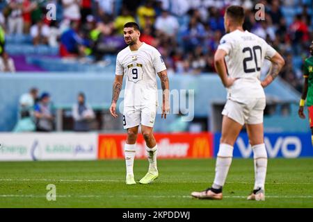 Al Wakrah, Qatar. 28th novembre 2022. AL WAKRAH, QATAR - NOVEMBRE 28: Aleksandar Mitrovic de Serbie réagit lors du match de la coupe du monde de la FIFA 2022 entre le Cameroun et la Serbie au stade Al Janoub sur 28 novembre 2022 à Al Wakrah, Qatar (photo de Pablo Morano/BSR Agency) Credit: BSR Agency/Alay Live News Banque D'Images