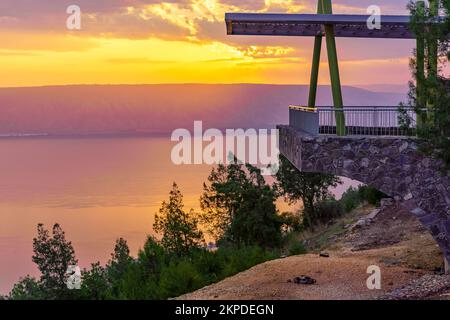 Vue au lever du soleil sur la mer de Galilée, avec une terrasse d'observation, vue de l'ouest, au nord d'Israël Banque D'Images